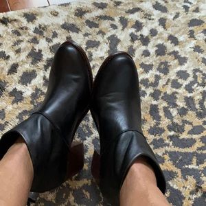 Toms, Carpe Diem model, low ankle leather booties, size 7W